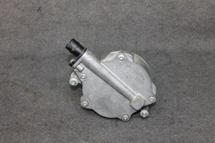 BMW G30 G11 F90 M5 - N63B44C S63B44B - НАСОС ВАКУУМНЫЙ 8634120, фото 1