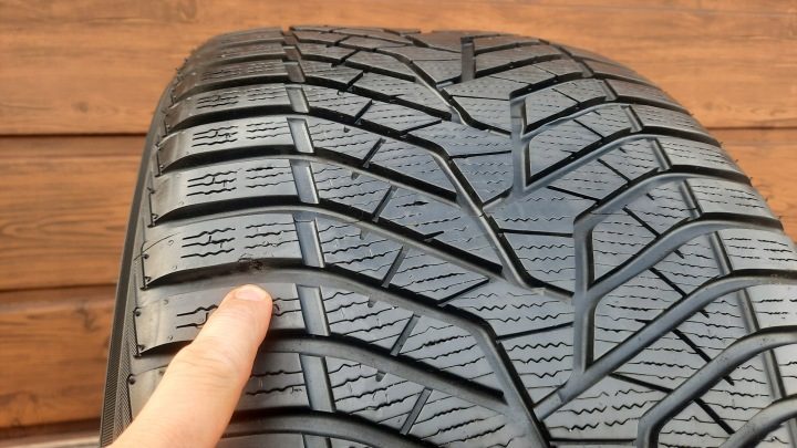 Шина зимняя Yokohama BluEarth Winter V905 315/40R21 115 В усилитель (XL), фото 10