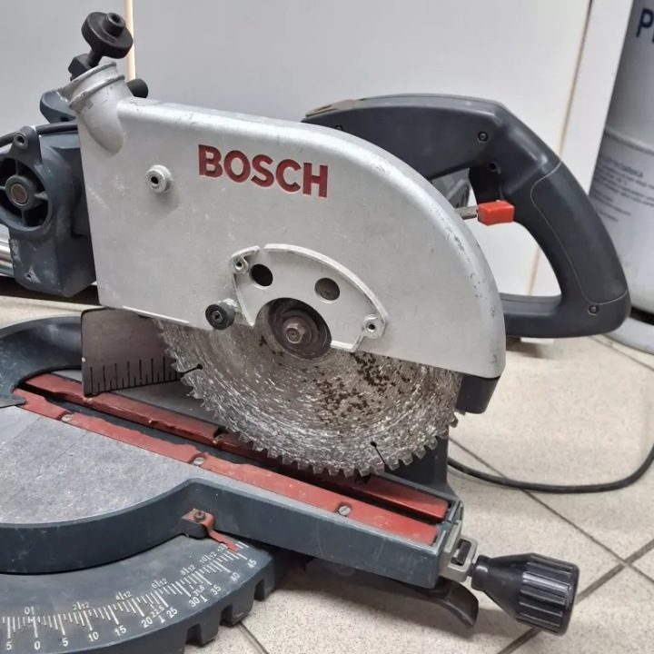 ПИЛА UKOSOWA ТОРЦОВКА ДЛЯ ДЕРЕВА И PANELI STOŁOWA 1800W 305 мм BOSCH, фото 3