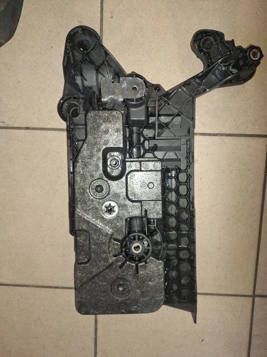 Площадка аккумулятора Audi A3 S3 8V 5Q0915531K, фото 1