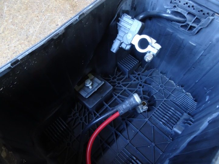 Audi Q3 8U рестайлинг 15-18 основание кожух аккумулятора 8U0915333 8U0915443, фото 5